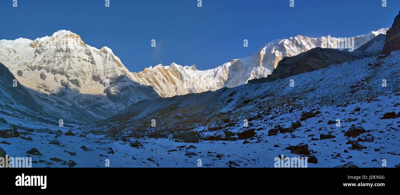 Paisaje de montañas nevadas Panorama en el Himalaya. Amanecer Annapurna South peak, Annapurna Base Camp vía. Foto de stock