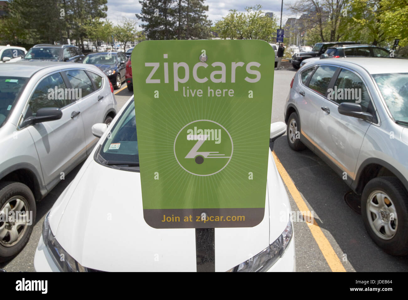 Aquí viven zipcars zipcar compartir coche aparcamiento en Boston, EE.UU. Foto de stock
