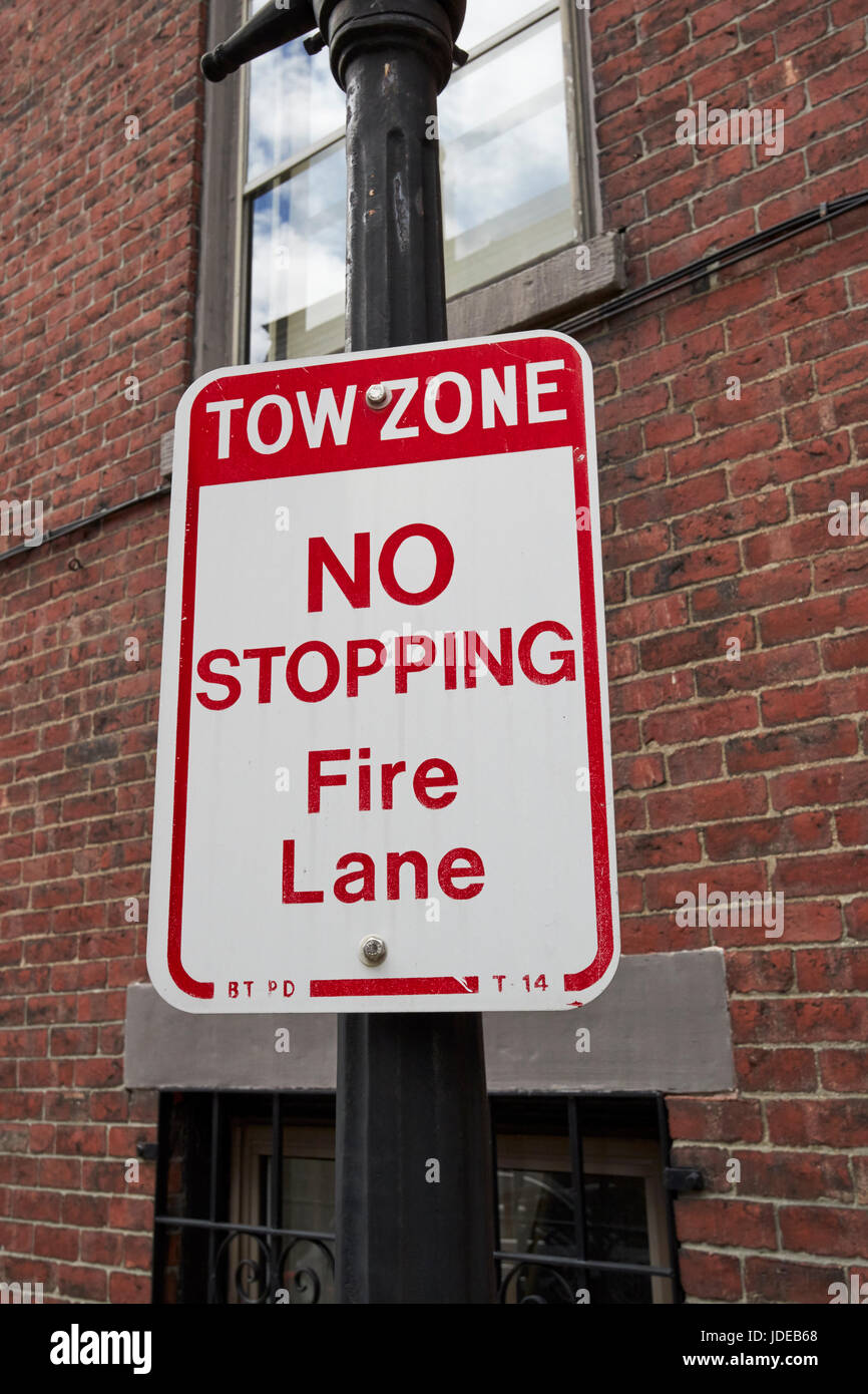 Signo para zona de remolque sin detener el fuego Lane, en el centro histórico de Boston, EE.UU. Foto de stock