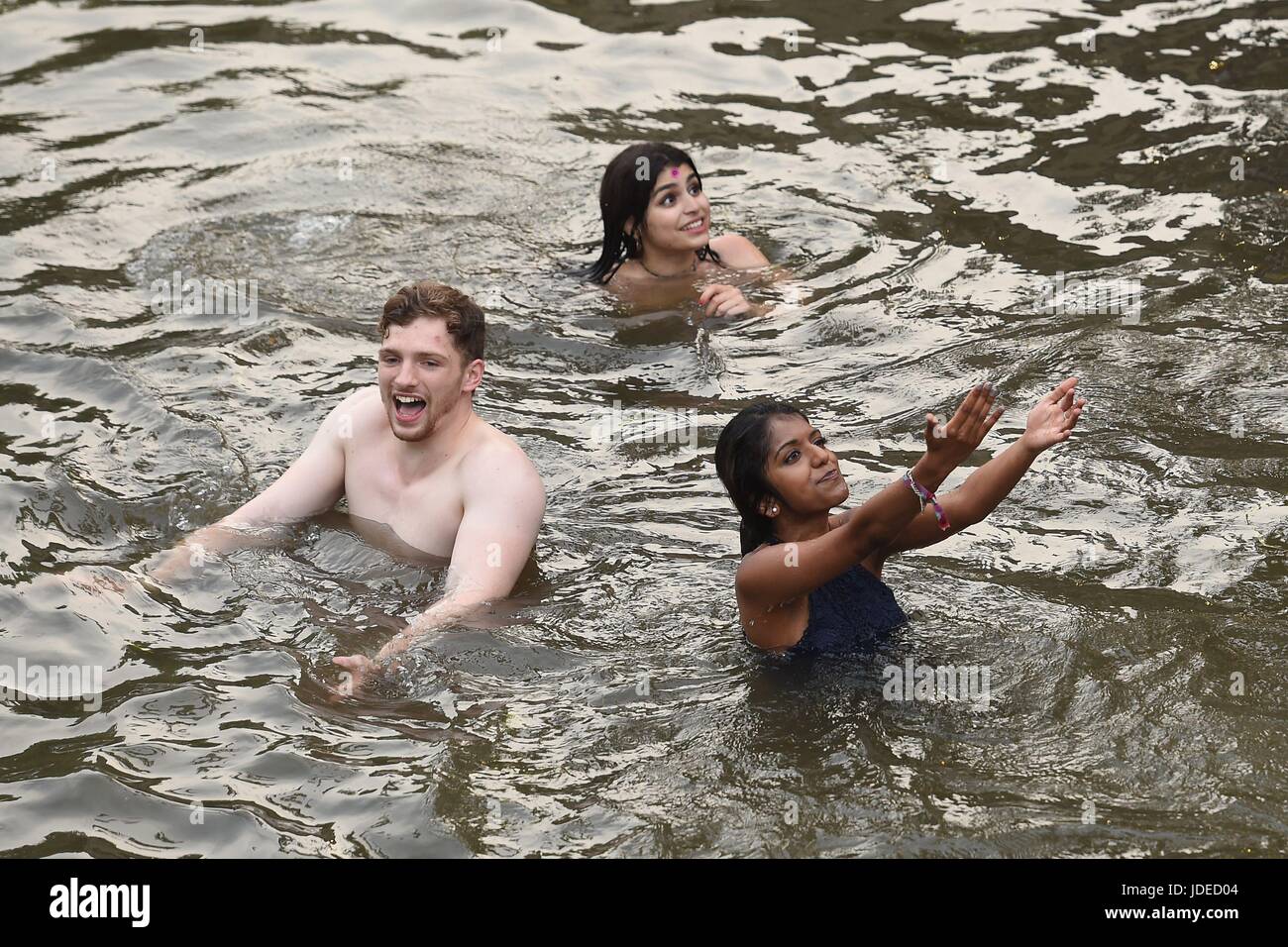 Los estudiantes nadar en el río Cam, después de asistir a una bola de mayo  en la Universidad de Cambridge, que es la tradicional celebración para  conmemorar el fin del año académico