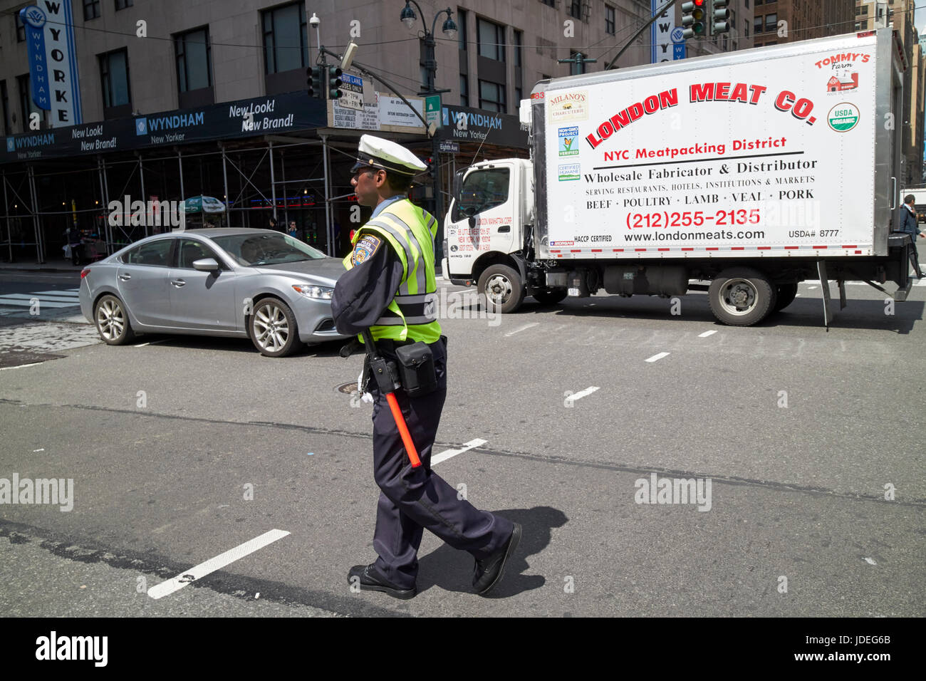 La Ciudad de Nueva York cop dirigiendo el tráfico en la intersección ocupado EE.UU. Foto de stock
