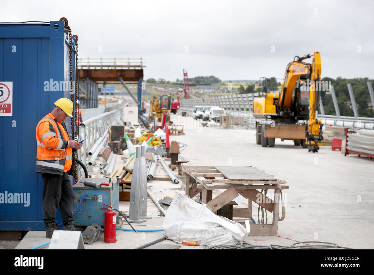 Los ingenieros que trabajan en la carretera cubierta del nuevo cruce de Queensferry bridge, South Queensferry. El nuevo puente estará abierto al tráfico el 30 de agosto los ministros han anunciado. Foto de stock