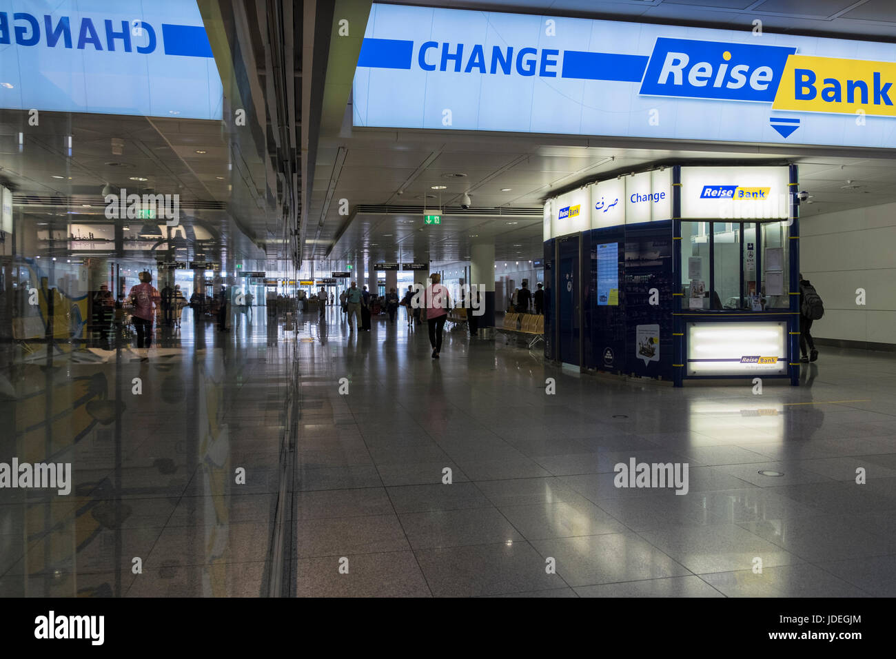 Reise banco cambio de moneda quiosco en la entrada al aeropuerto de Munich, Alemania Foto de stock