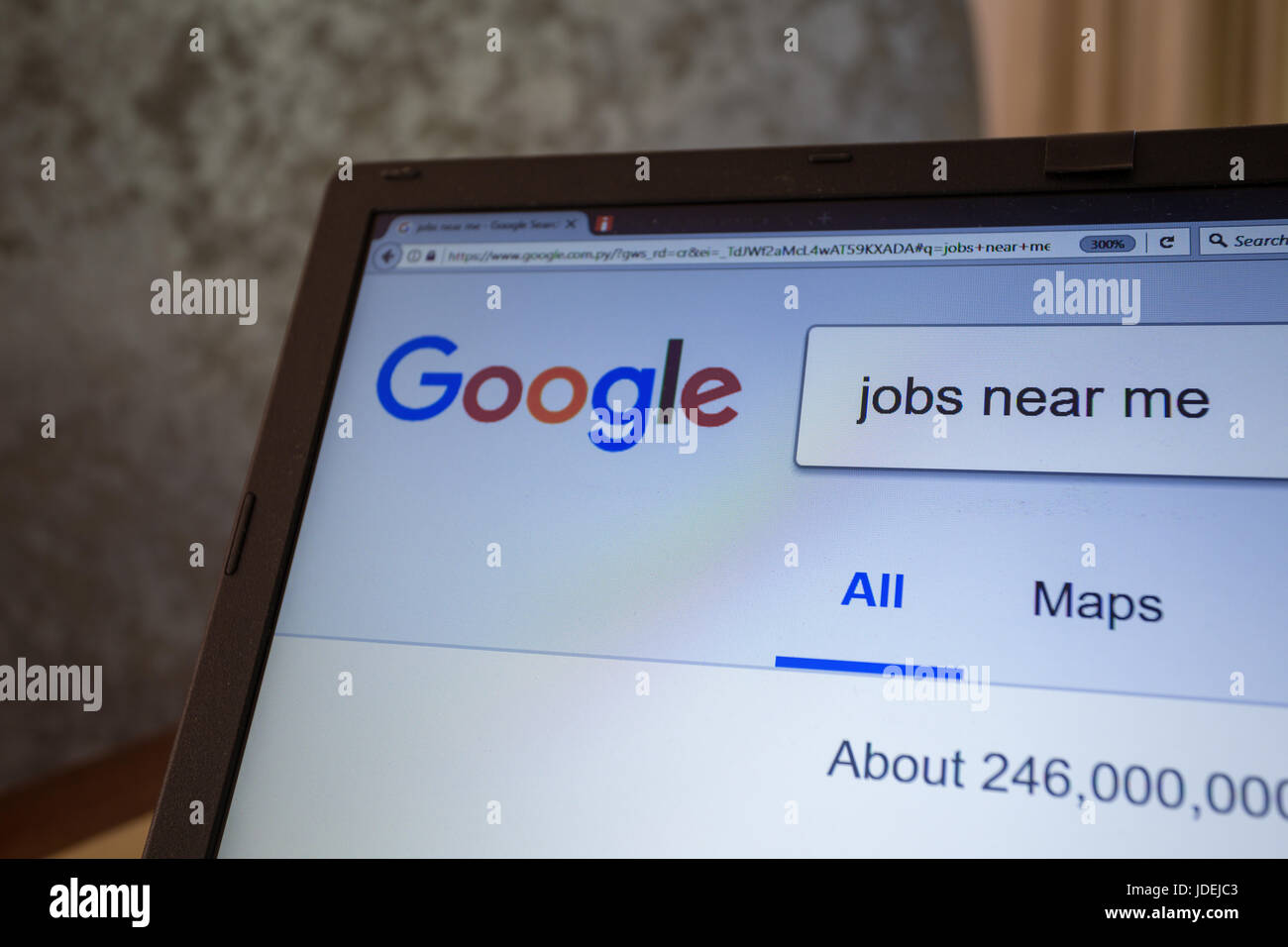 Realizable Me sorprendió Paloma La pantalla de un portátil muestra el motor de búsqueda Google para trabajos  "cerca de mí Fotografía de stock - Alamy