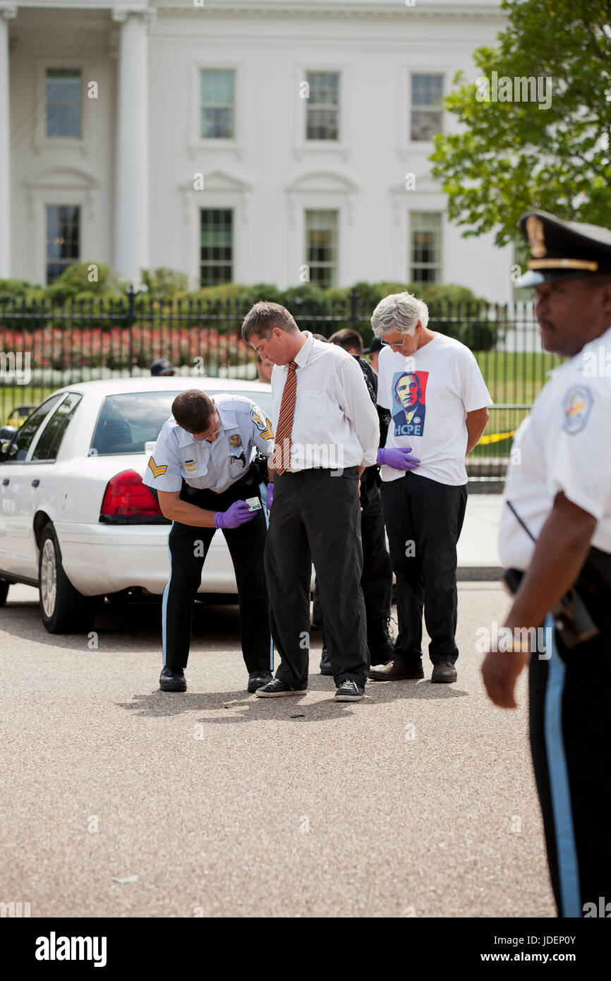 Los activistas ambientales y los manifestantes detenidos por desobediencia civil frente a la Casa Blanca, en Washington, DC, EE.UU. Foto de stock