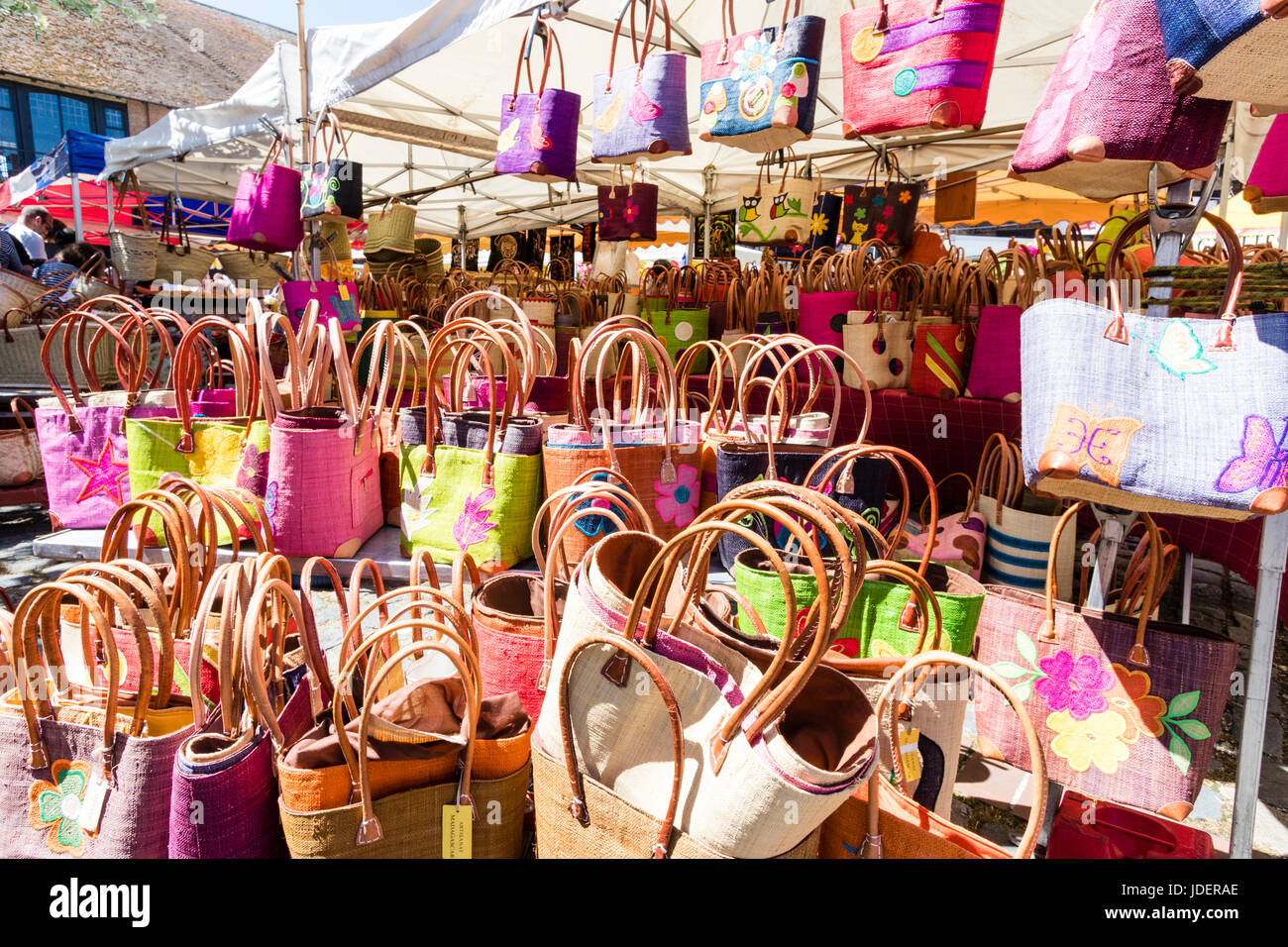 Mercado francés tradicional puesto de venta de bolsos y monederos, bolsas  de compras, establecido en la ciudad de Sandwich, Inglaterra como parte del  evento. La brillante luz del sol Fotografía de stock -