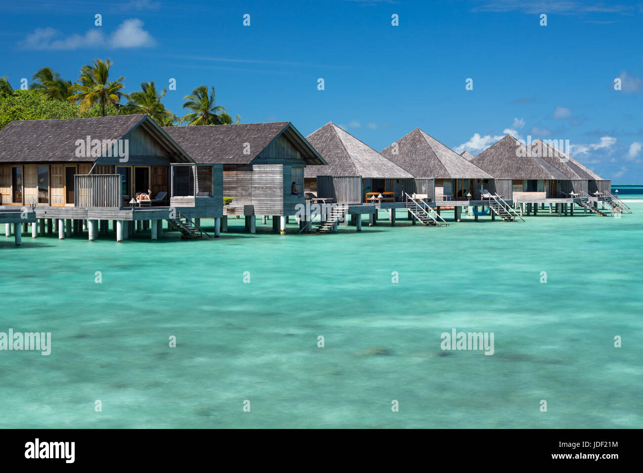 Cabañas de madera sobre pilotes en la laguna, Gangehi Island Resort, Gangehi Island, Ari Atoll, Maldivas, Océano Índico Foto de stock