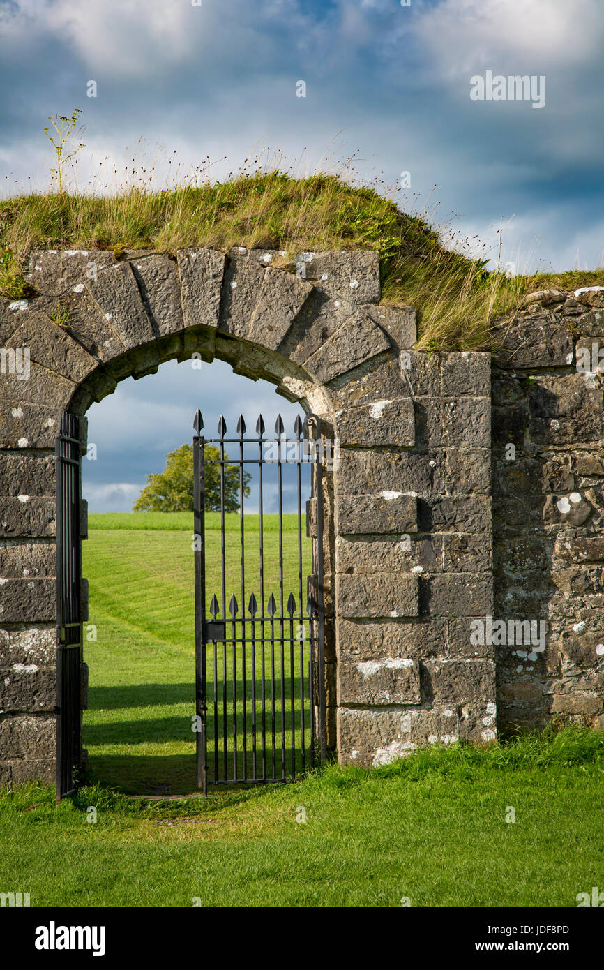 Puerta de hierro en la entrada a las ruinas del antiguo castillo de Crom - hogar ancestral a Lord Erne y la familia Crichton, Condado de Fermanagh, Irlanda del Norte, REINO UNIDO Foto de stock