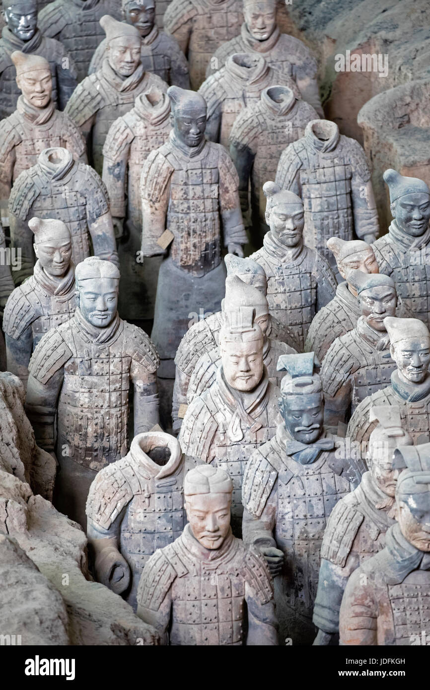 El famoso Ejército de terracota, parte del Mausoleo del primer emperador de Qin y un sitio del Patrimonio Mundial de la UNESCO situado en Xian, China Foto de stock
