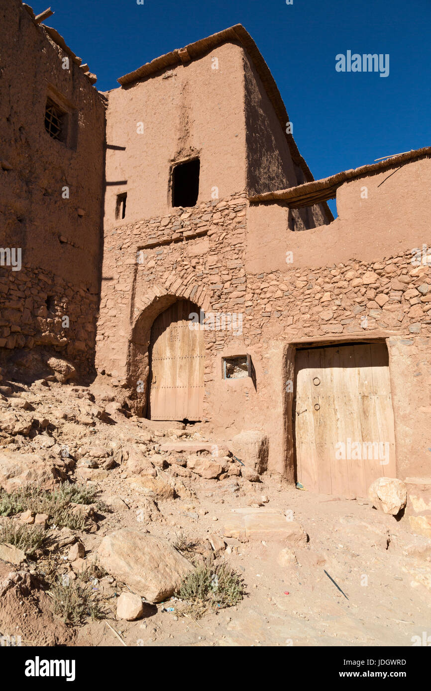 Las murallas de una fortaleza abandonada en Telouet desmoronarse lentamente y la decadencia en el desierto circundante Foto de stock