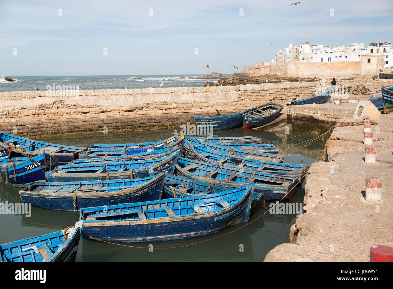 Pintada de azul barcos pertenecientes al pescador se encuentran dentro del antiguo puerto de Essaouira, Marruecos Foto de stock