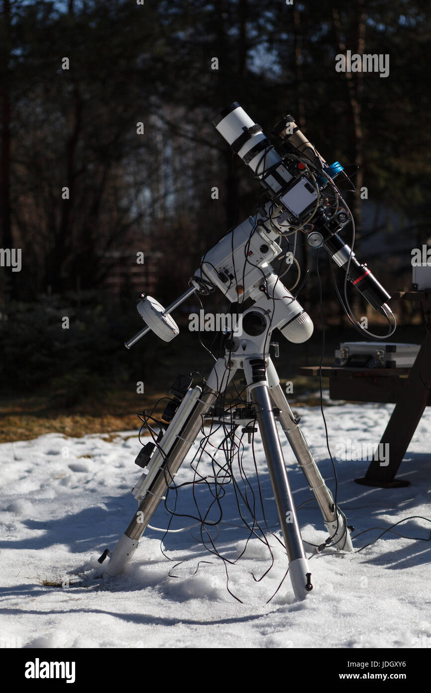 Astrofotografía profesional telescopio equipado con alcance y astro de la  cámara del guiador está listo para la sesión de noche Fotografía de stock -  Alamy