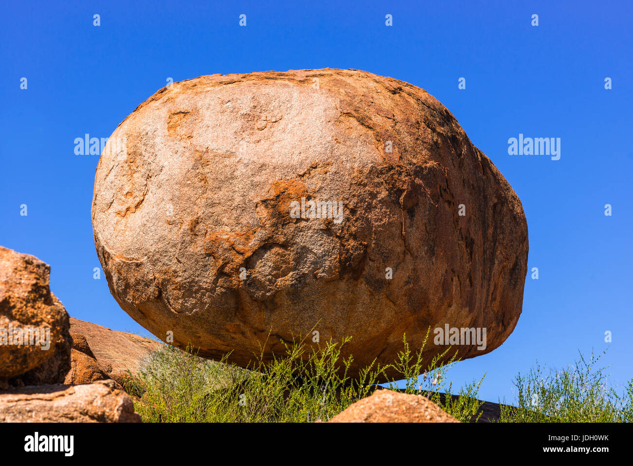 Devils Marbles - rocas de granito rojo están equilibrados en la roca, de Australia, el Territorio del Norte. Foto de stock