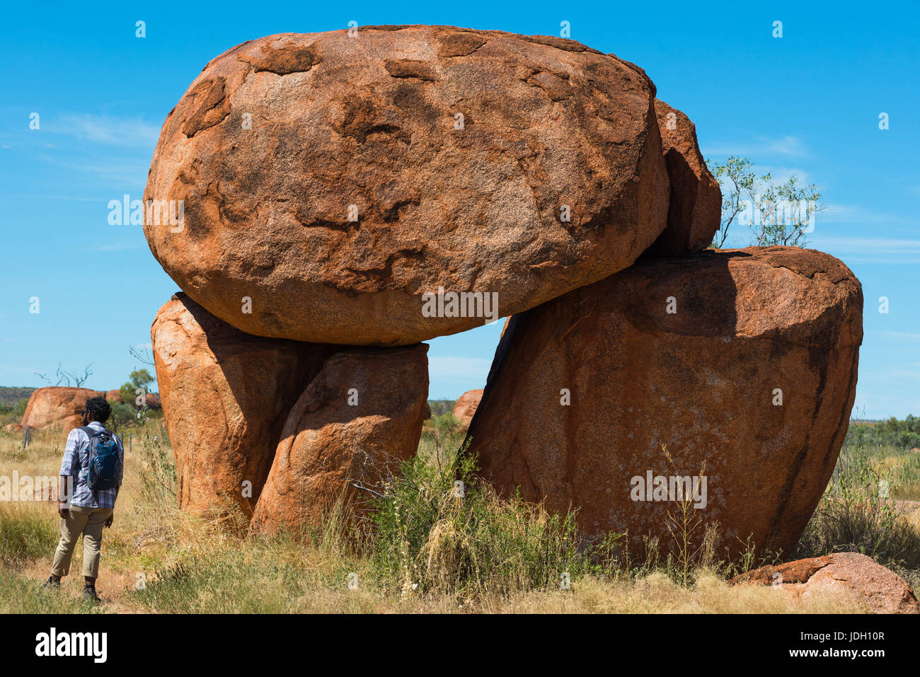 Devils Marbles - rocas de granito rojo están equilibrados en la roca, de Australia, el Territorio del Norte. Foto de stock