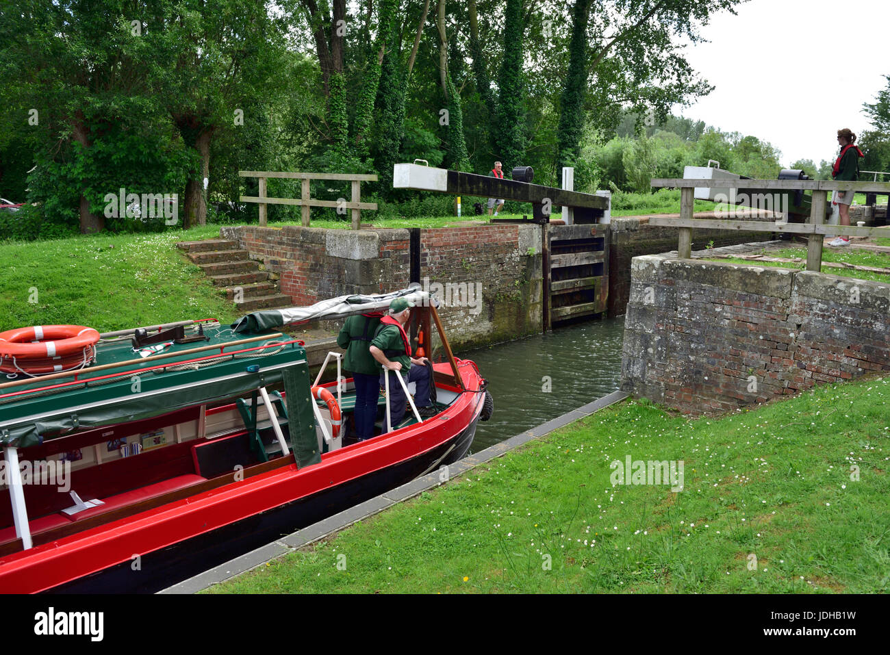 Narrowboat entrar en el bloqueo central Padworth Kennet y Avon Canal cerca de Aldermaston y Theale, West Berkshire, Reino Unido Foto de stock