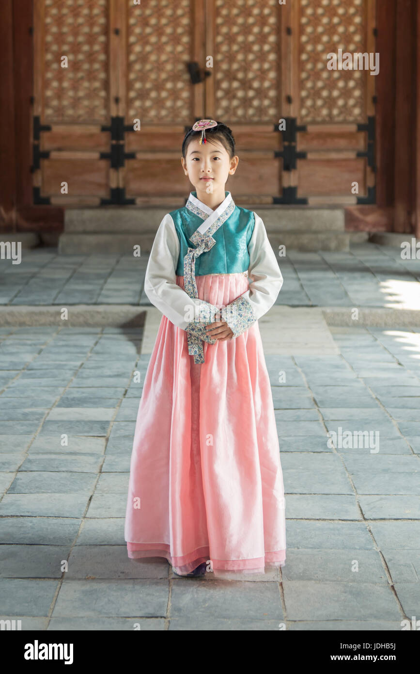 chica coreana en el hanbok en Gyeongbokgung, el traje tradicional coreano Fotografía de stock - Alamy