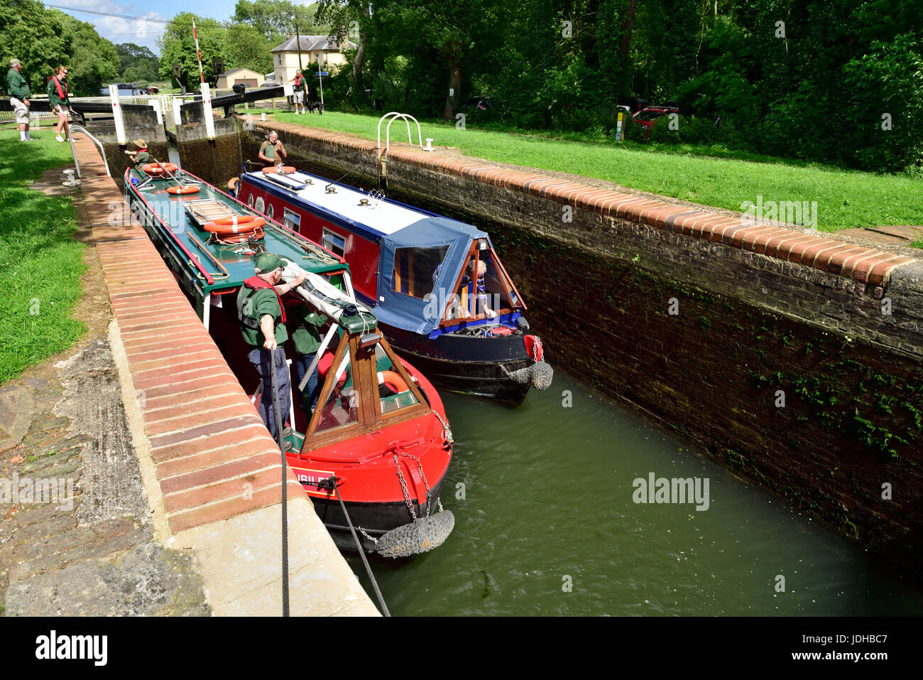 Padworth Oriente Cerradura con dos narrowboats esperando para levantar al siguiente nivel, en el Kennet y Avon Canal cerca de Aldermaston y Theale, West Berkshire, Foto de stock