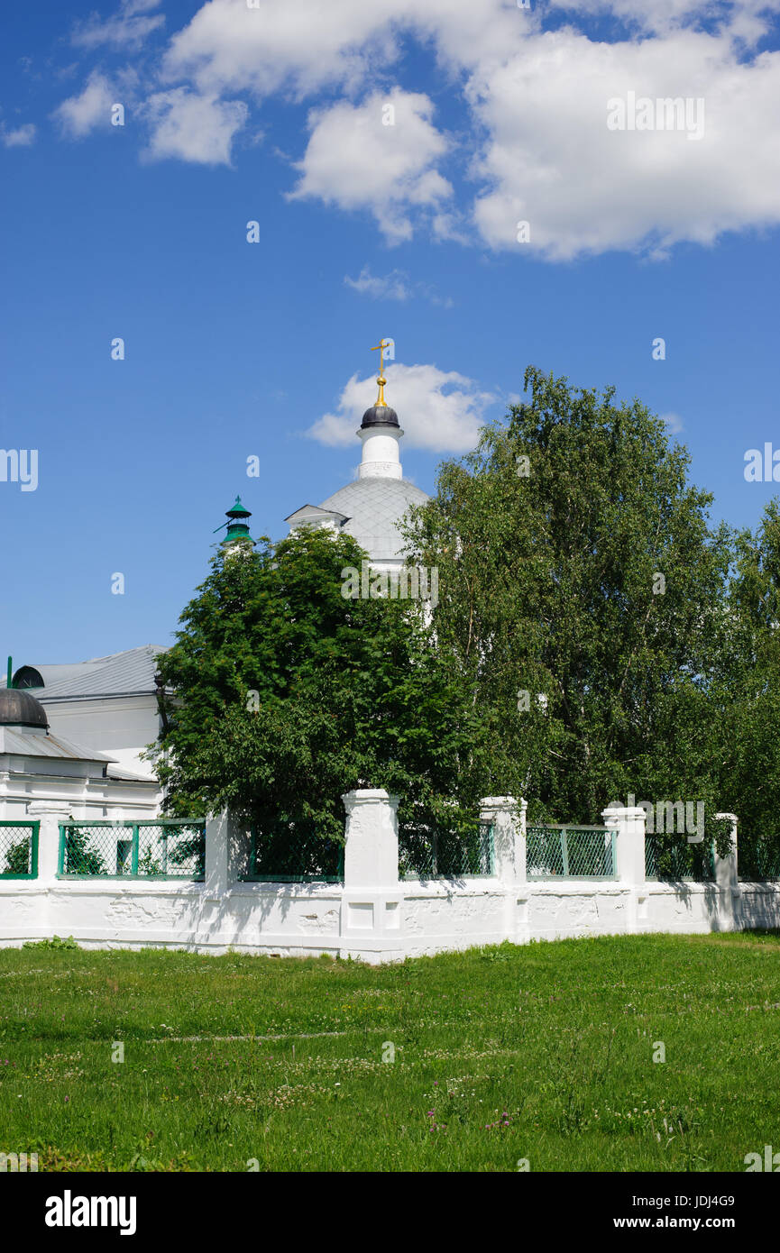 Iglesia ortodoxa de la ciudad de Kazan Icono de la Madre de Dios en la aldea Konstantinovo. Región de Ryazan, Rusia Foto de stock