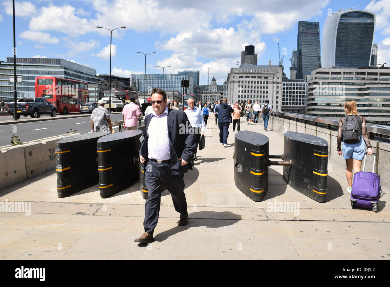 Anti terror las barreras colocadas en el Puente de Londres después del 3 de junio de un ataque terrorista, Londres 2017 Foto de stock