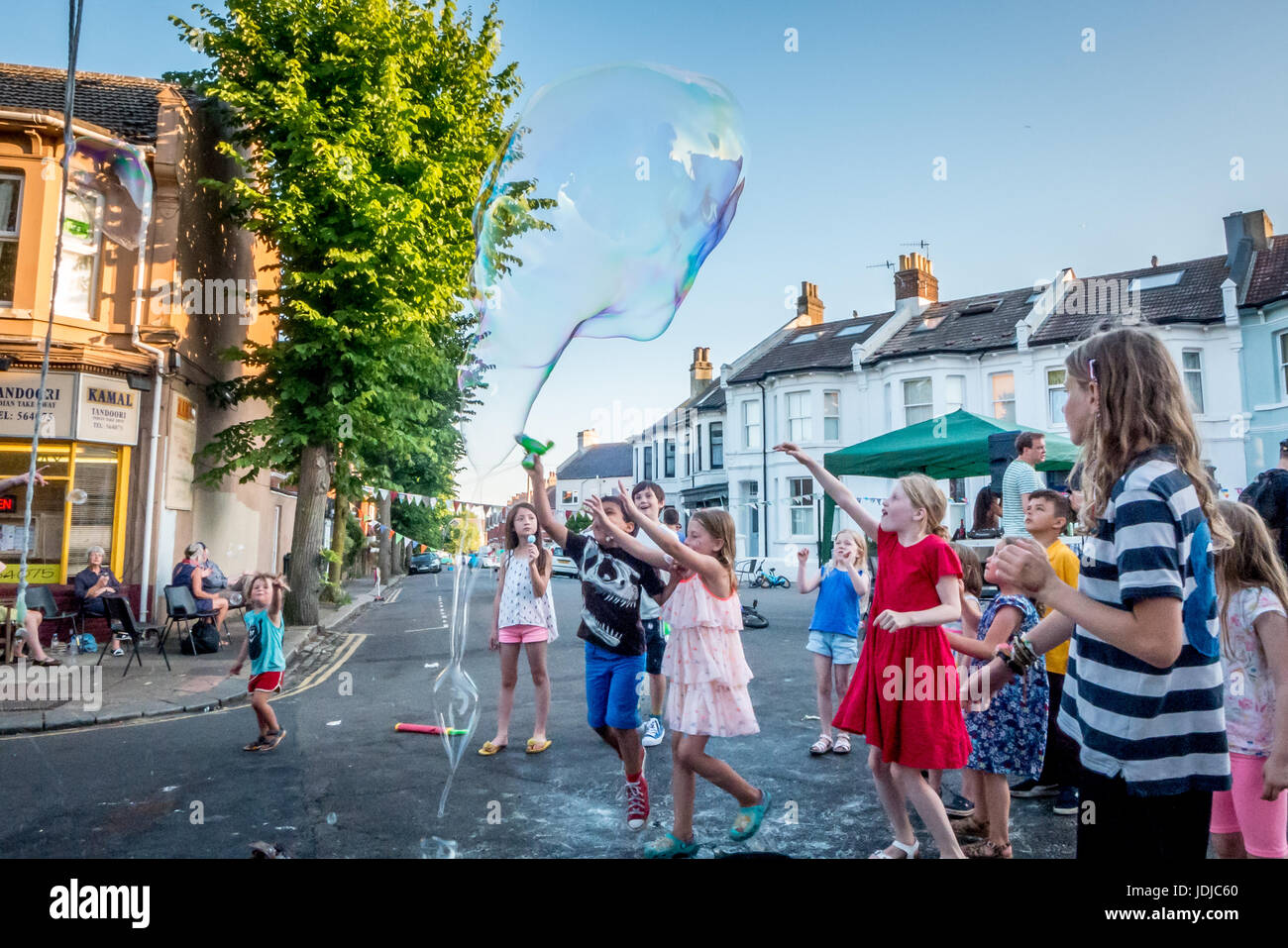 La gran Get-Together fiesta en la calle, que se celebró en Exeter Street y Buxton Road en Brighton Foto de stock