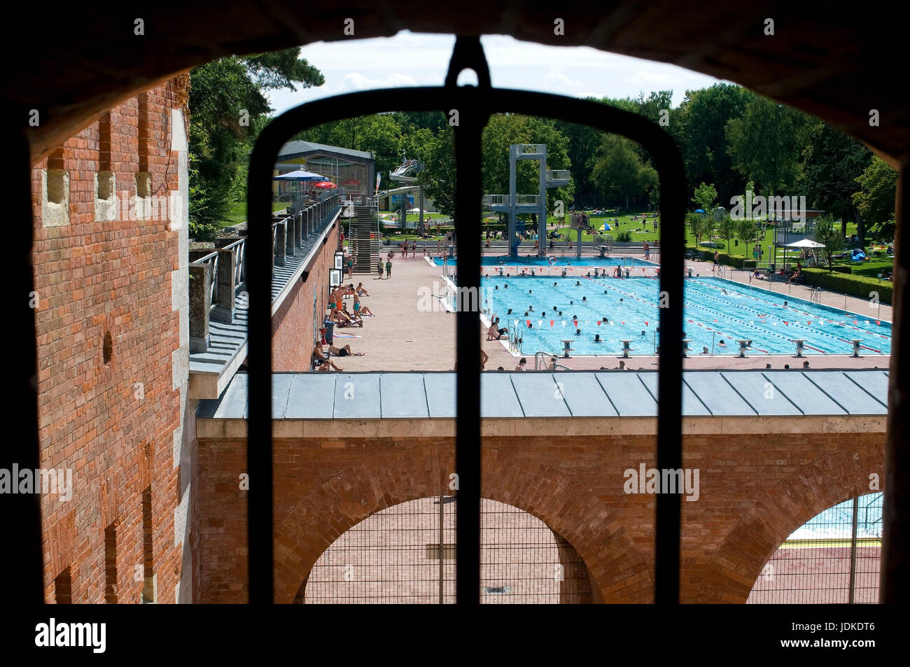 En Europa, Alemania, Baviera, Ingolstadt, piscina al aire libre por el casco antiguo, Europa, Alemania, Bayern, Freibad an der alten Stadtmauer Foto de stock