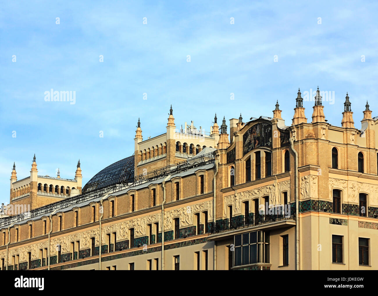Edificio edificio con torres y el mosaico del hotel en el corazón de Moscú Foto de stock