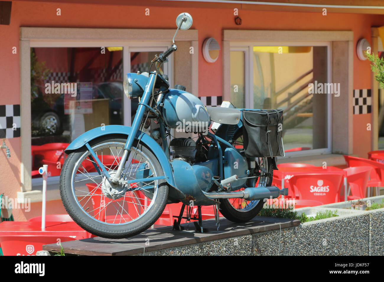 Vernayaz, Martigny, Suiza. En el interior de la vieja motocicleta Joe Bar Team cafe Foto de stock