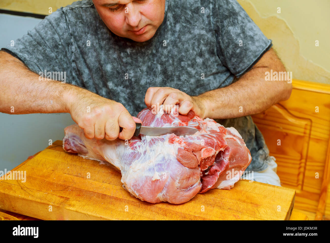 El chef profesional pone sal al horno en rodajas de ternera en la tabla de  cortar de la cocina