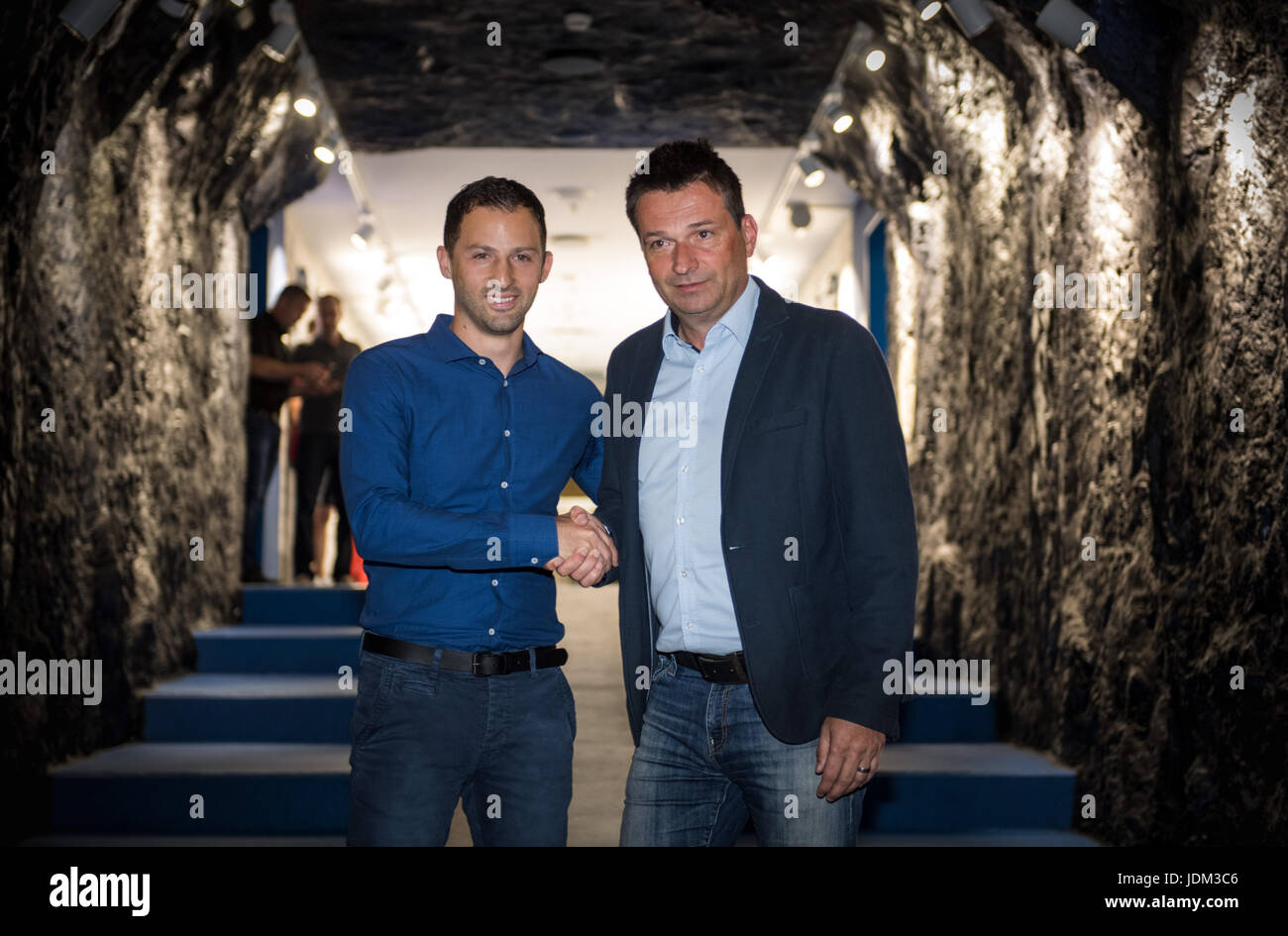 El nuevo entrenador del club de la Bundesliga FC Schalke 04 Domenico Tedesco (L) y sport manager Christian Heidel agitar las manos en el reproductor de "túnel", que se basa en el túnel de una mina, en la Veltins-Arena tras una conferencia de prensa en Gelsenkirchen, Alemania, el 21 de junio de 2017. Los 31 años de edad, firmó un contrato de dos años. Tedesco asumió el segundo club de la liga en el último lugar de aue el año pasado y preservado de la ascendencia. Foto: Bernd Thyssen/dpa Foto de stock