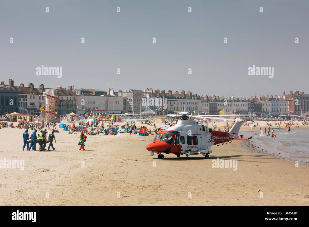Weymouth, Dorest, Reino Unido. 21 Jun, 2017. Helicóptero guardacostas aterriza en Weymouth playa después de persona contrae, Dorset, Reino Unido Foto: Justin Glynn/Alamy Live News Foto de stock