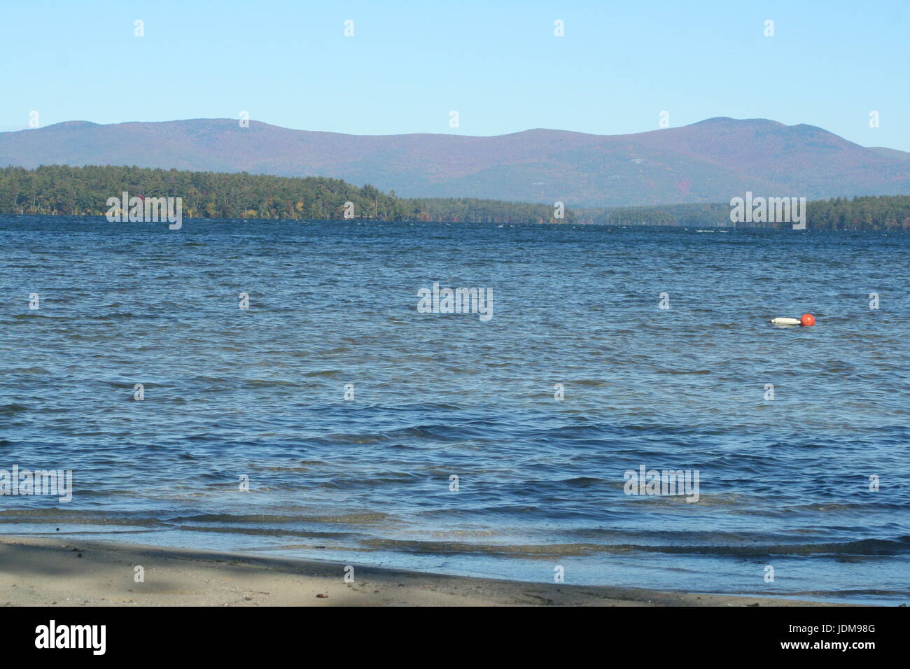 Foto sobre el agua de un lago hermoso Foto de stock