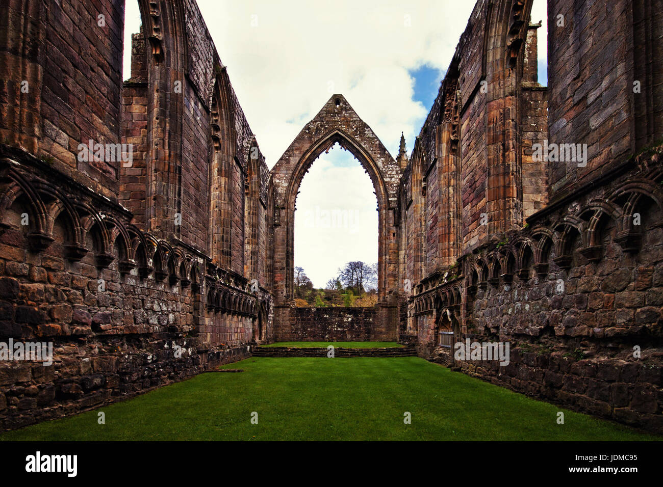 Las ruinas de césped en la parte central de Bolton Abbey Foto de stock