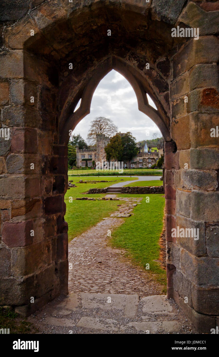 Ver los jardines de Bolton Abbey a través del arco Foto de stock