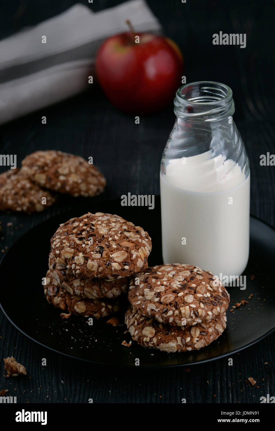 Bodegón con leche y galletas de grano entero caseros Foto de stock