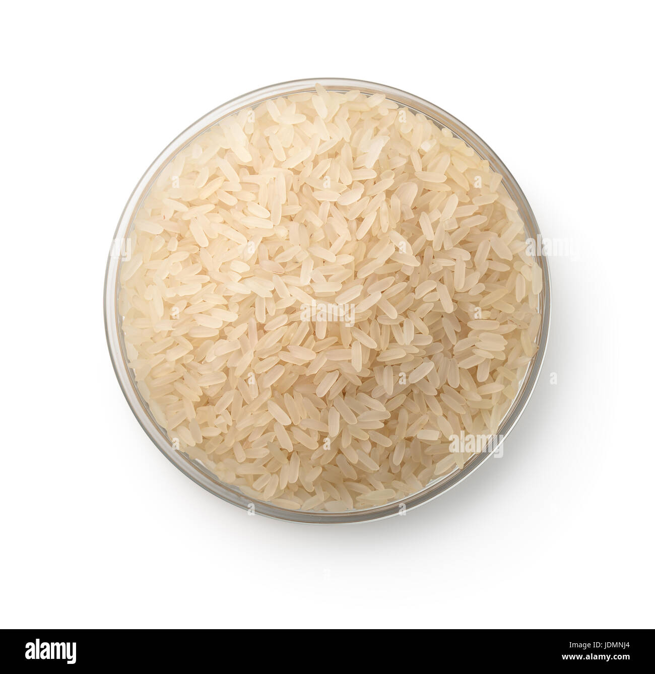 Vista superior del recipiente con arroz crudo aislado en blanco Foto de stock