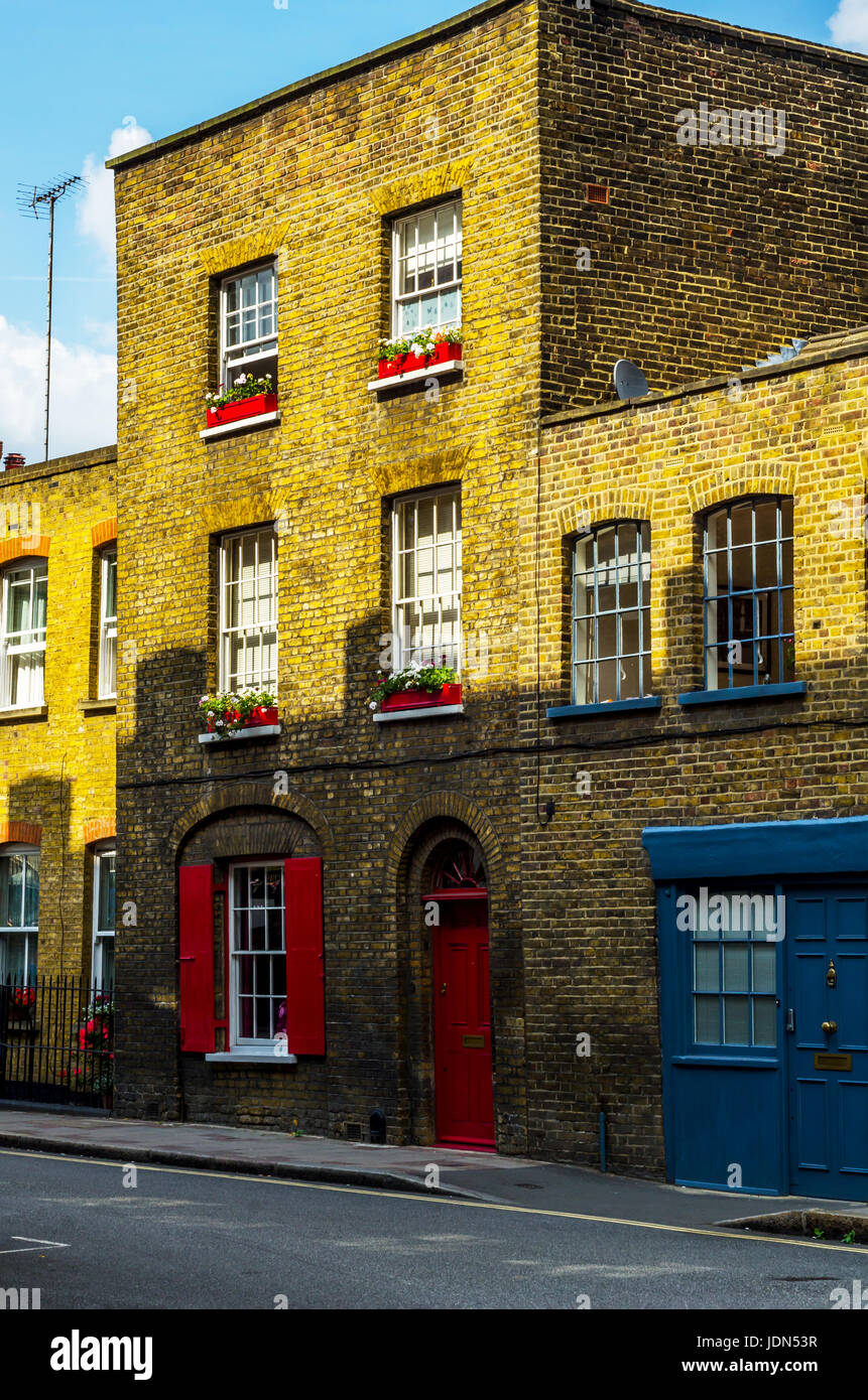 Inglés antiguo típico edificios, construcciones bajas de ladrillo en