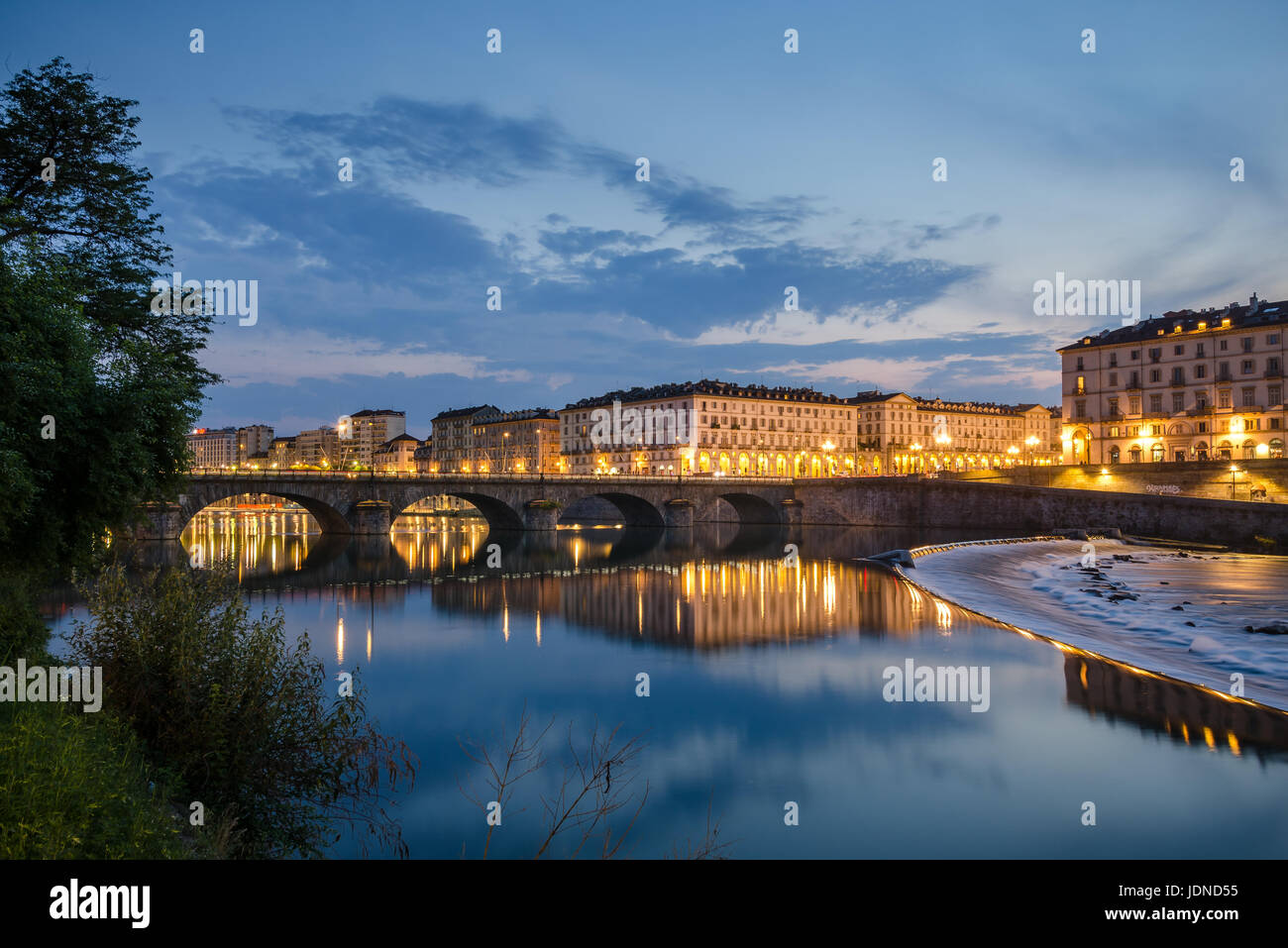 Turín vista panorámica del río Po y Piazza Vittorio con una arquitectura elegante. Foto de stock