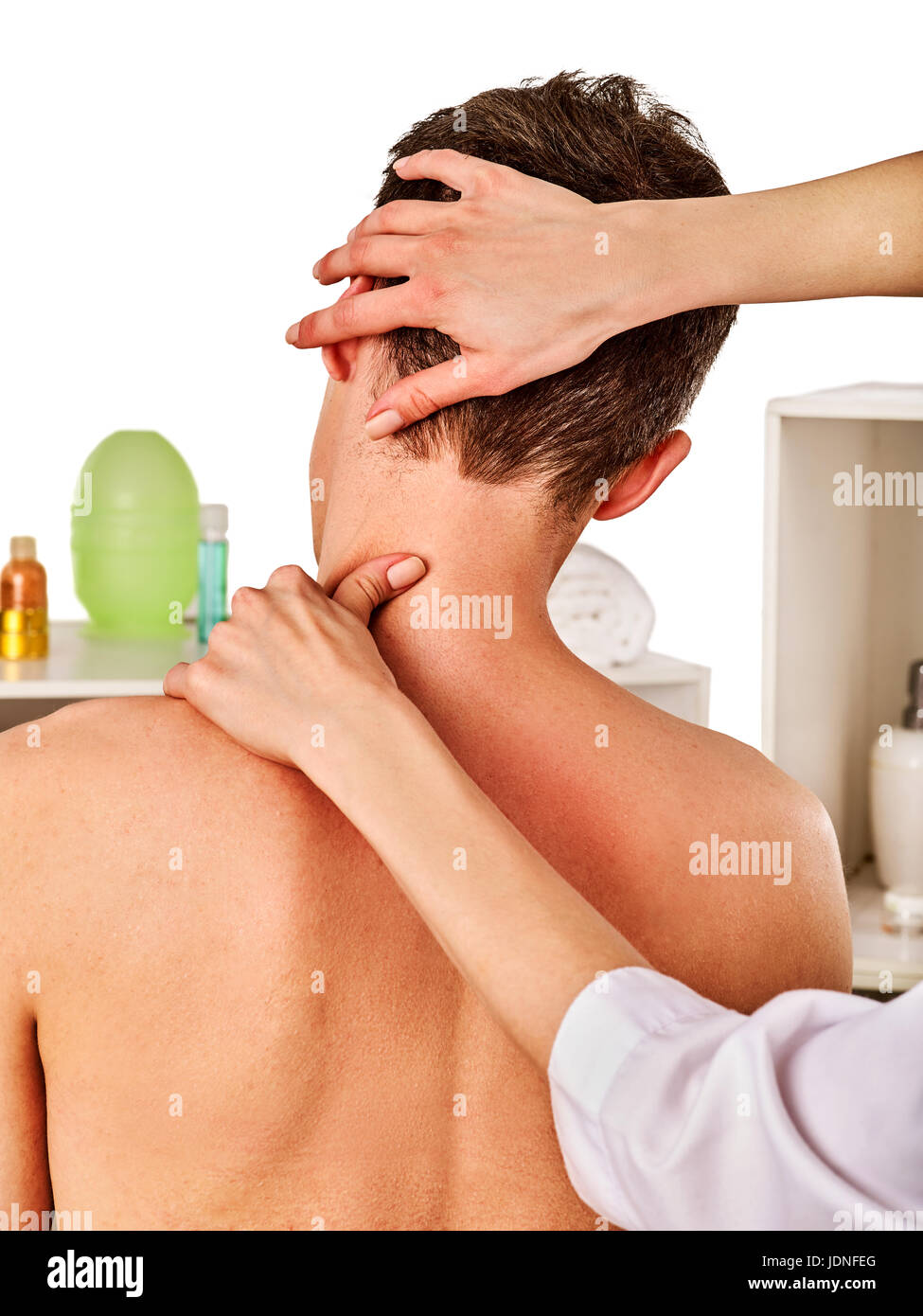 Masaje de cuello y hombros de la mujer en el salón spa Fotografía de stock  - Alamy