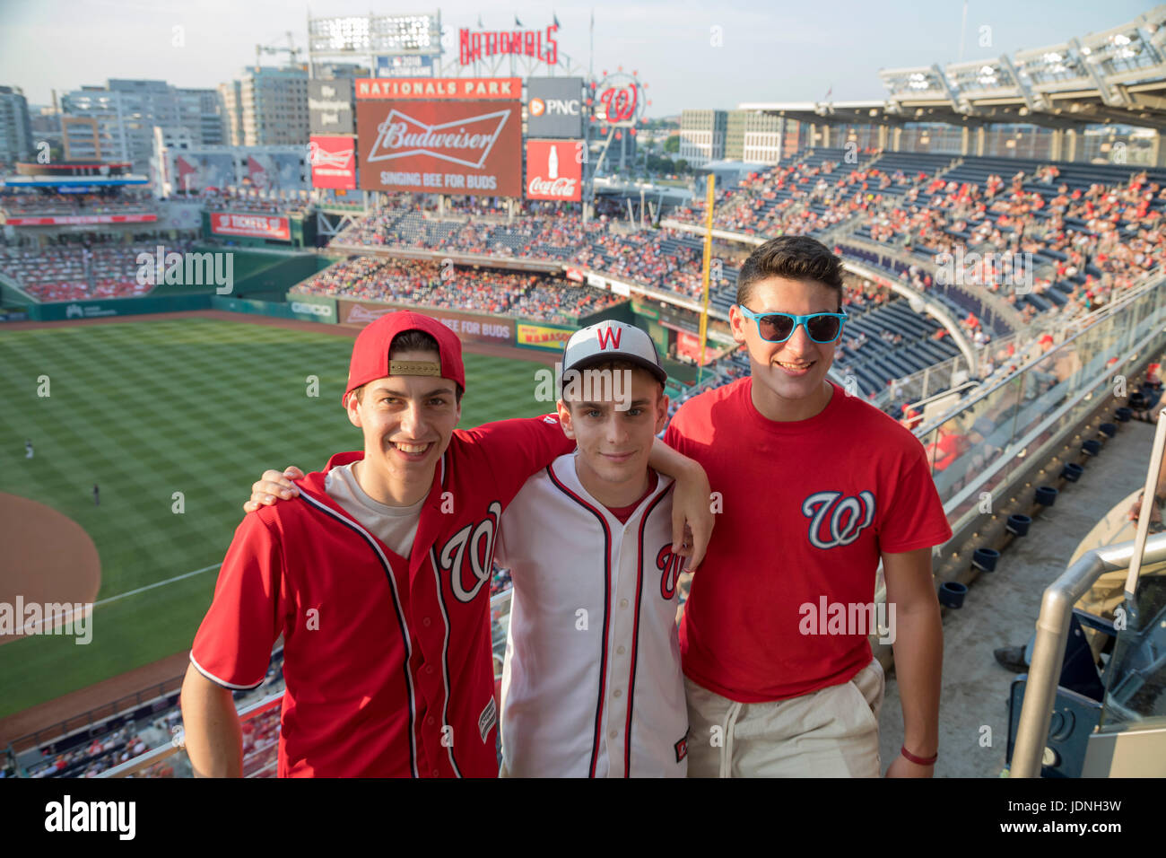 Washington, DC - Tres estudiantes graduados de la escuela secundaria iniciar un viaje de verano a visitar los 30 estadios de béisbol de las Grandes Ligas, comenzando con Washington's Nati Foto de stock