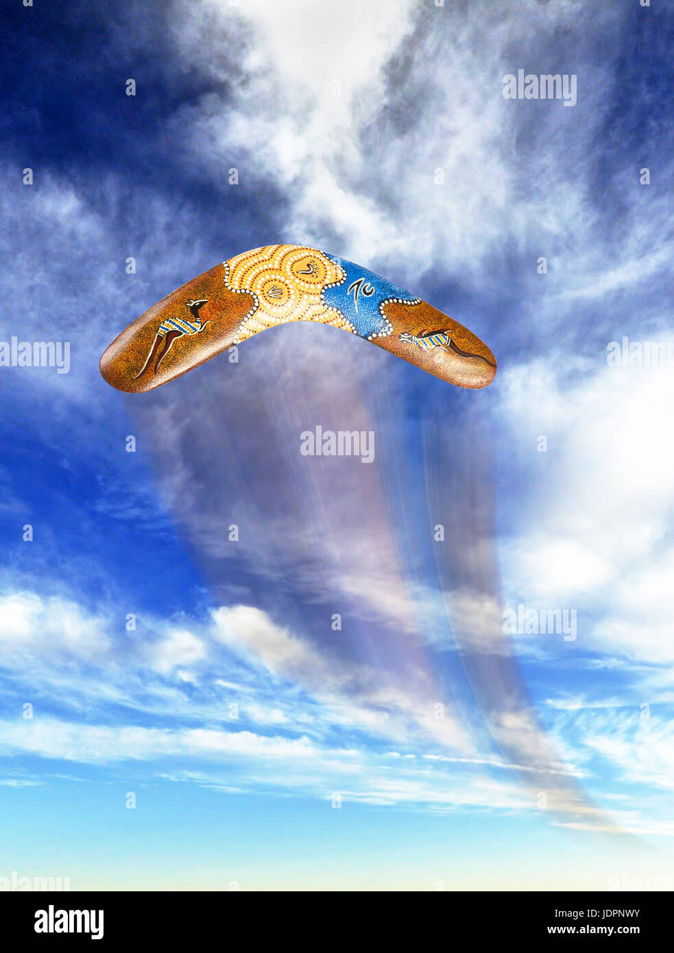 Boomerang rápido volando en el cielo. Foto de stock