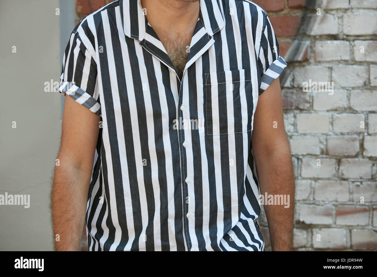 Milán - Junio 19: El Hombre con camisa a rayas en blanco y negro antes de Fendi Fashion Show, la Semana de la moda de street style el 19 de junio