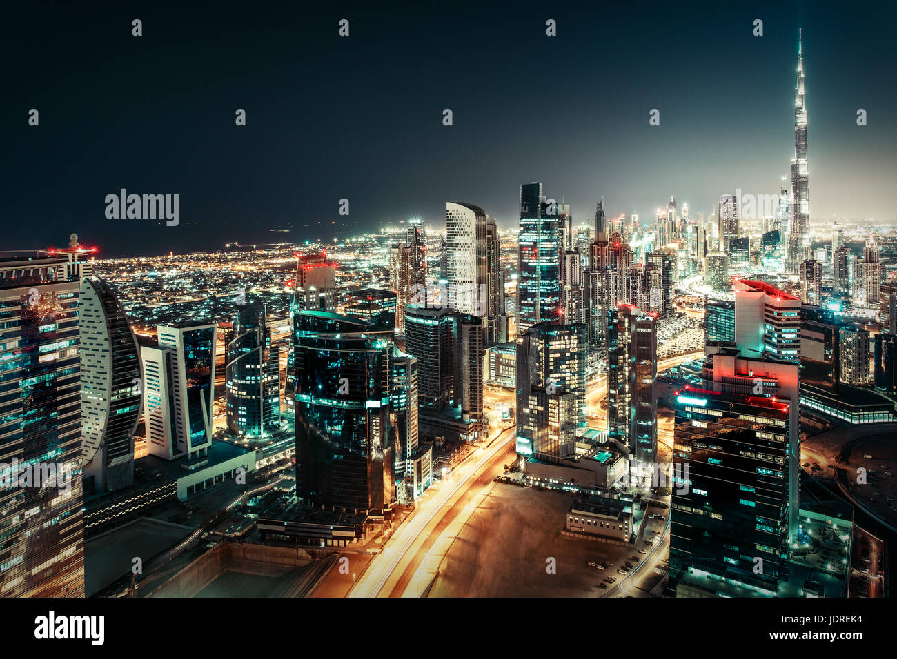 Fantástico horizonte nocturno: gran ciudad futurista con rascacielos iluminados. El centro de Dubai, en los Emiratos Árabes Unidos. Viajes de gran colorido telón de fondo. Foto de stock