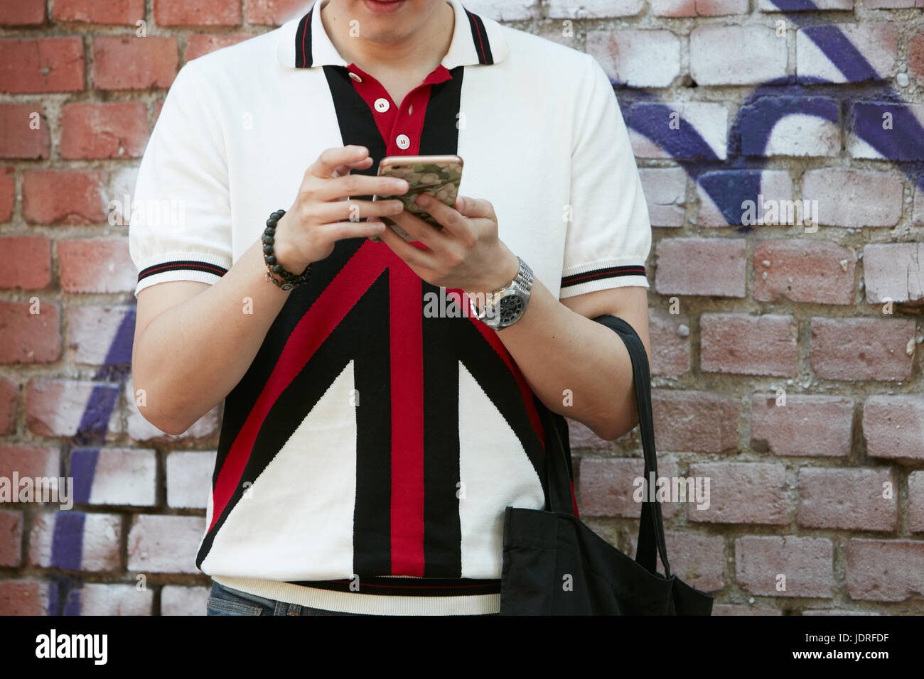 Milán - 19: El Hombre con camisa polo blanco y Gucci watch antes de Fendi Fashion