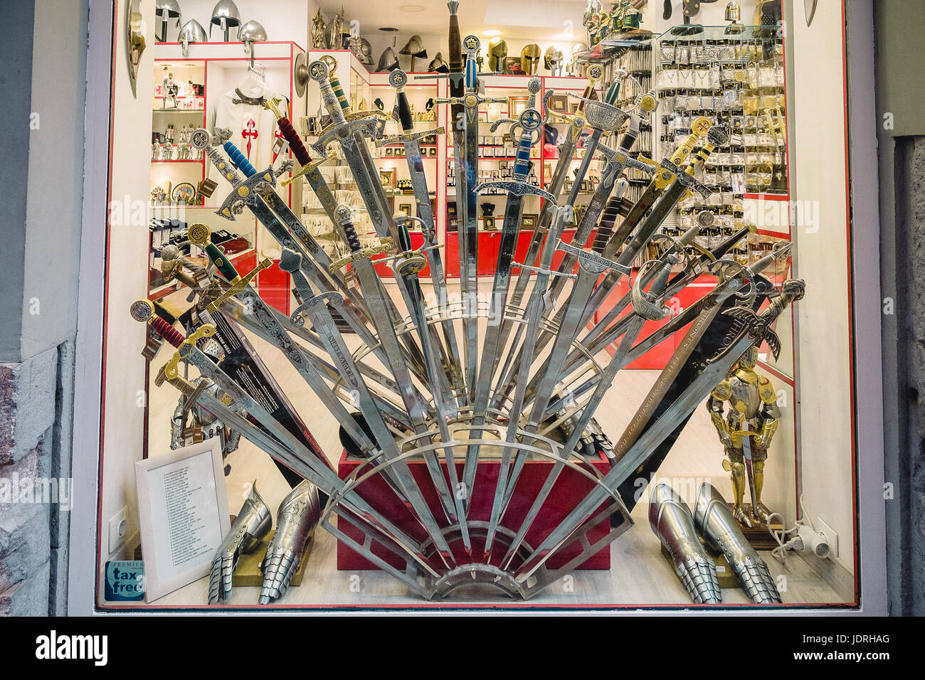 Espada mostrar en una tienda en Granada, al sur de España Adalucia  Fotografía de stock - Alamy