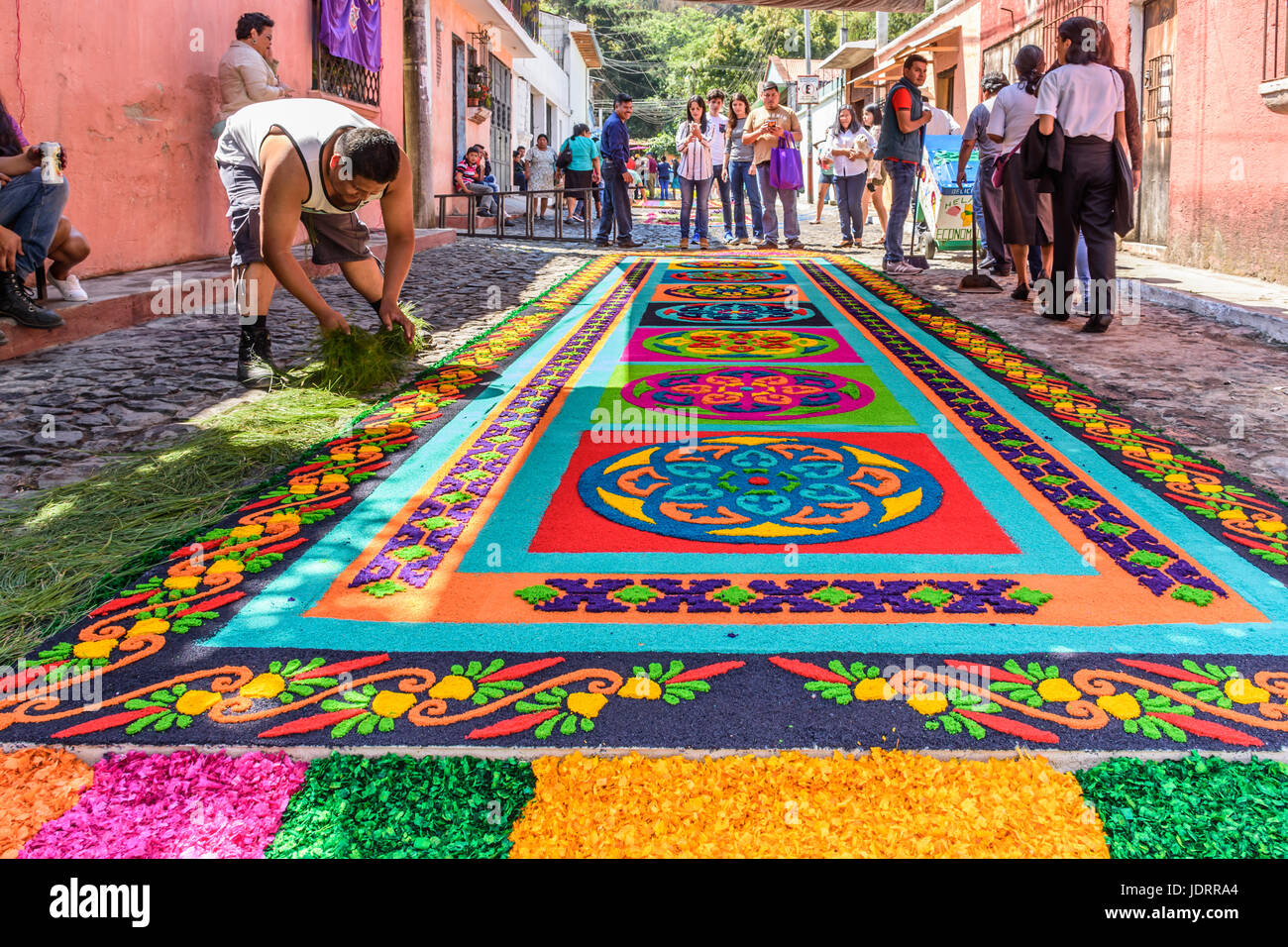 Antigua, Guatemala - Marzo 26, 2017: los lugareños hacen alfombras de  aserrín teñido cuaresma procesión en ciudad colonial con sus famosas  celebraciones de Semana Santa Fotografía de stock - Alamy