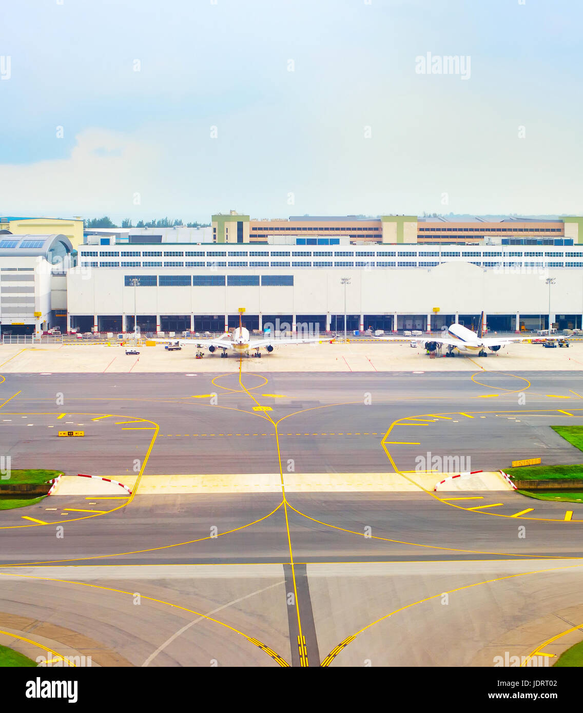 Los aviones en el aeropuerto en el día. Vista aérea. Singapur Foto de stock