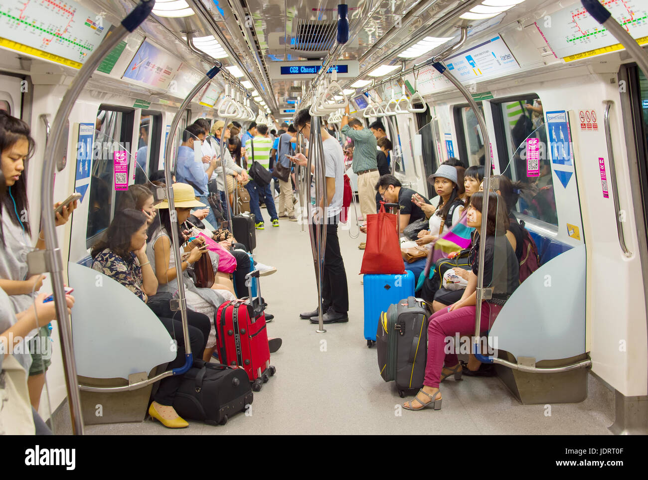 Singapur - Jan 13, 2017: Los pasajeros en Singapore Mass Rapid Transit (MRT) Tren. El MRT tiene 102 estaciones y es la segunda más antigua del sistema metro en modo Foto de stock