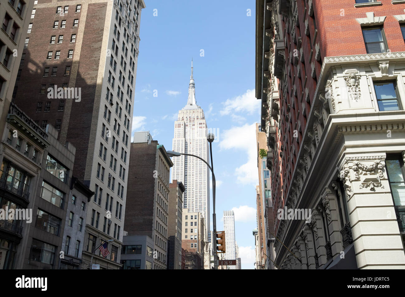 El burton edificio mirando hacia arriba la quinta avenida con vistas al  Empire State Building Nueva York EE.UU Fotografía de stock - Alamy
