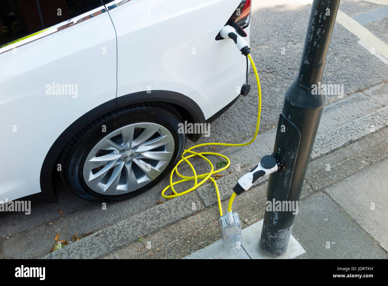Una conversión de cargador eléctrico de coche por Ubitricity: Cable  inteligente en una lámpara de calle que ahora se puede utilizar para cargar  un vehículo con EV desde el poste de la