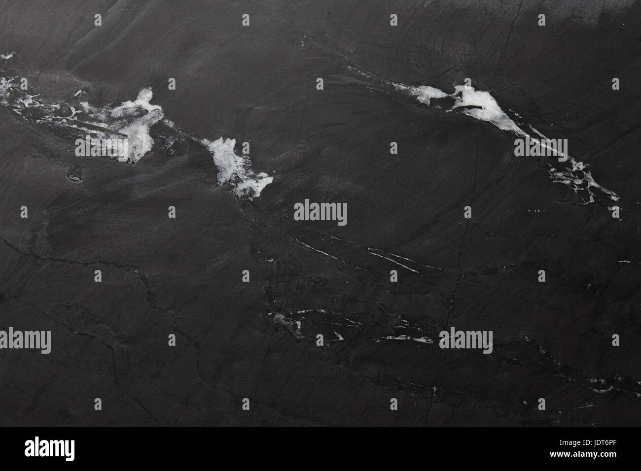 Piedra Negra con manchas blancas fondo industrial, textura de pizarra  natural cerrar Fotografía de stock - Alamy